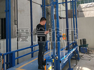 導(dǎo)軌式升降機